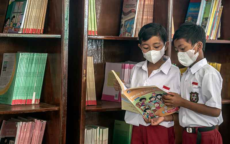 Siswa Membaca Buku
